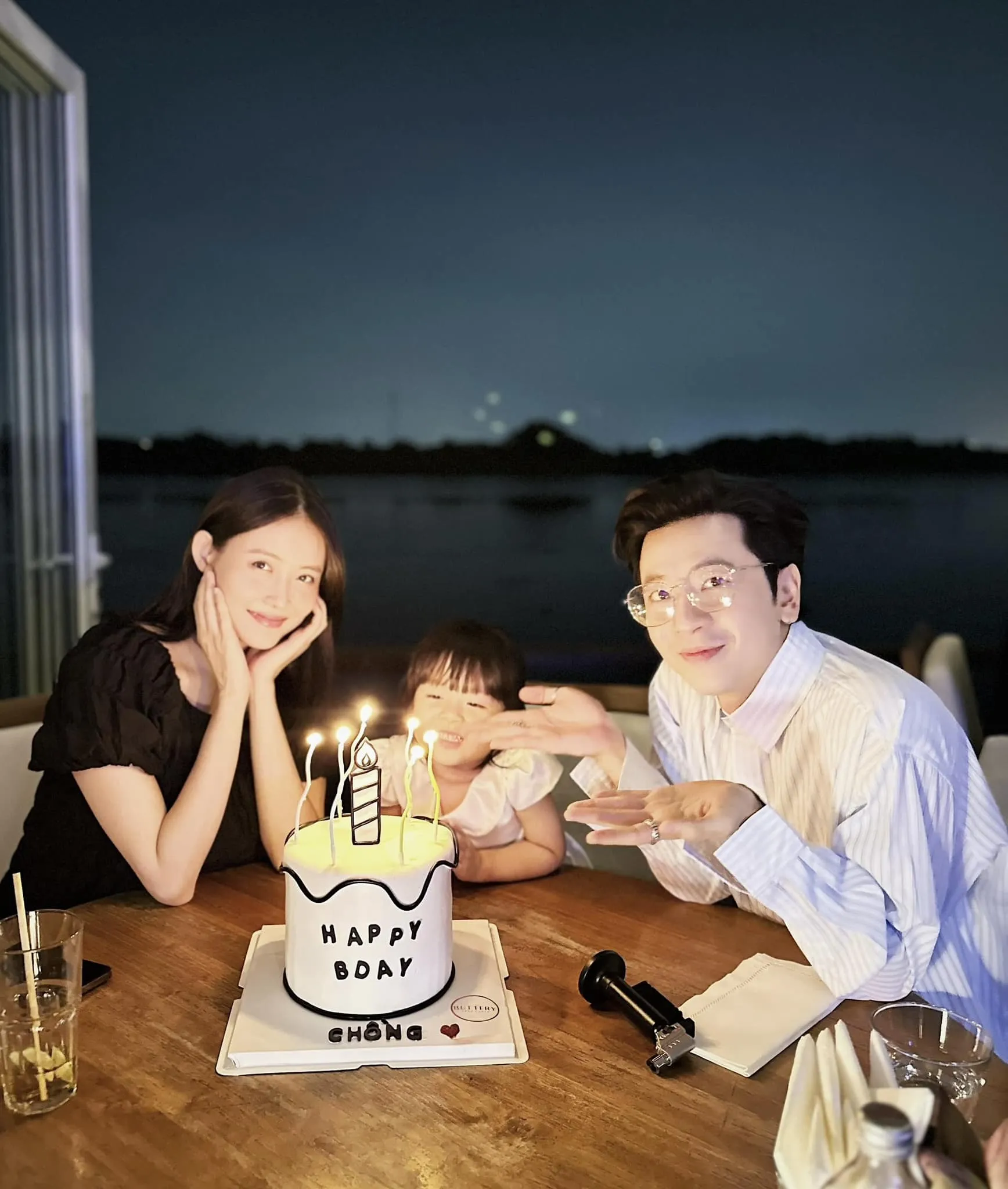 phi-ngoc-hung-va-truong-my-nhan-don-con-thu-2-2