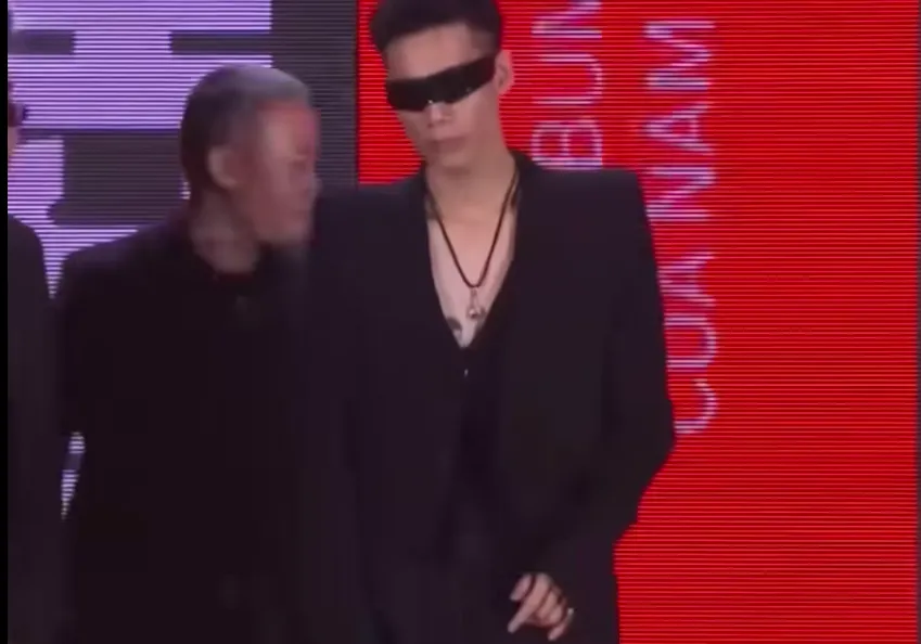 mck-gay-tranh-cai-vi-thai-do-khi-len-nhan-giai-1