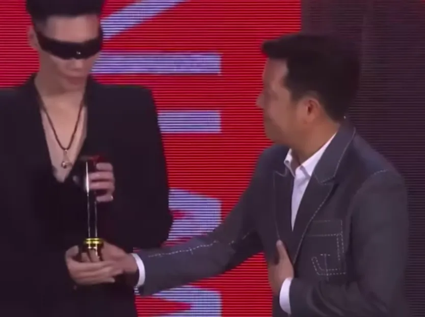 mck-gay-tranh-cai-vi-thai-do-khi-len-nhan-giaigiai