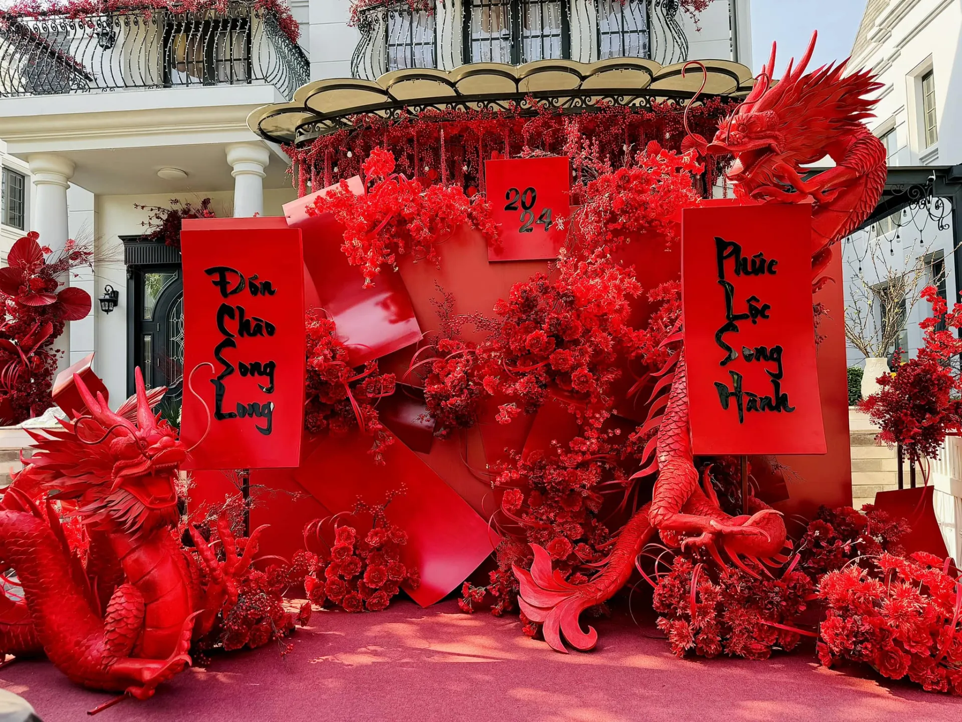 doan-di-bang-trang-tri-nha-don-tet-hoanh-trang-1