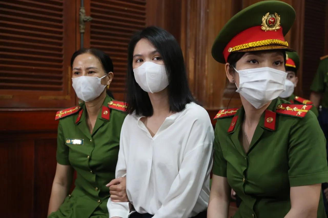 ngoc-trinh-duoc-chuc-mung-khi-huong-an-treo