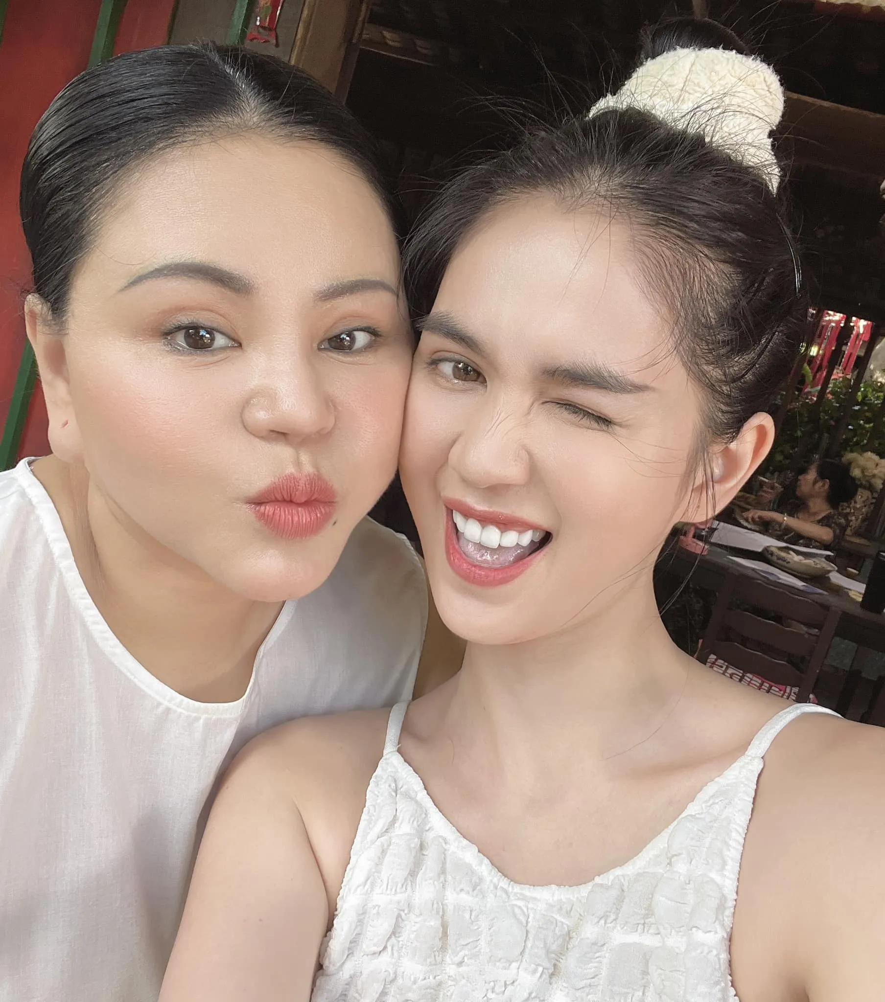 ngoc-trinh-duoc-chuc-mung-khi-huong-an-treo-2