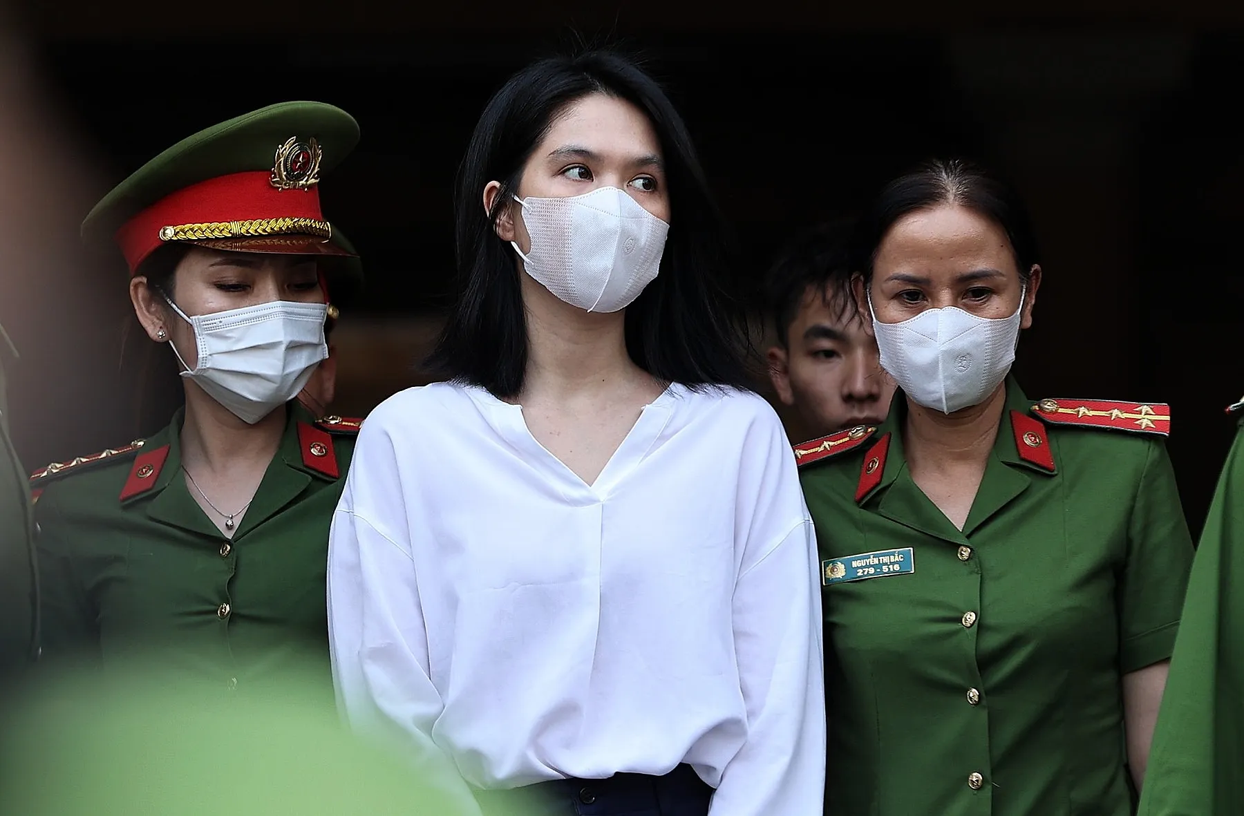 ngoc-trinh-duoc-chuc-mung-khi-huong-an-treo-4