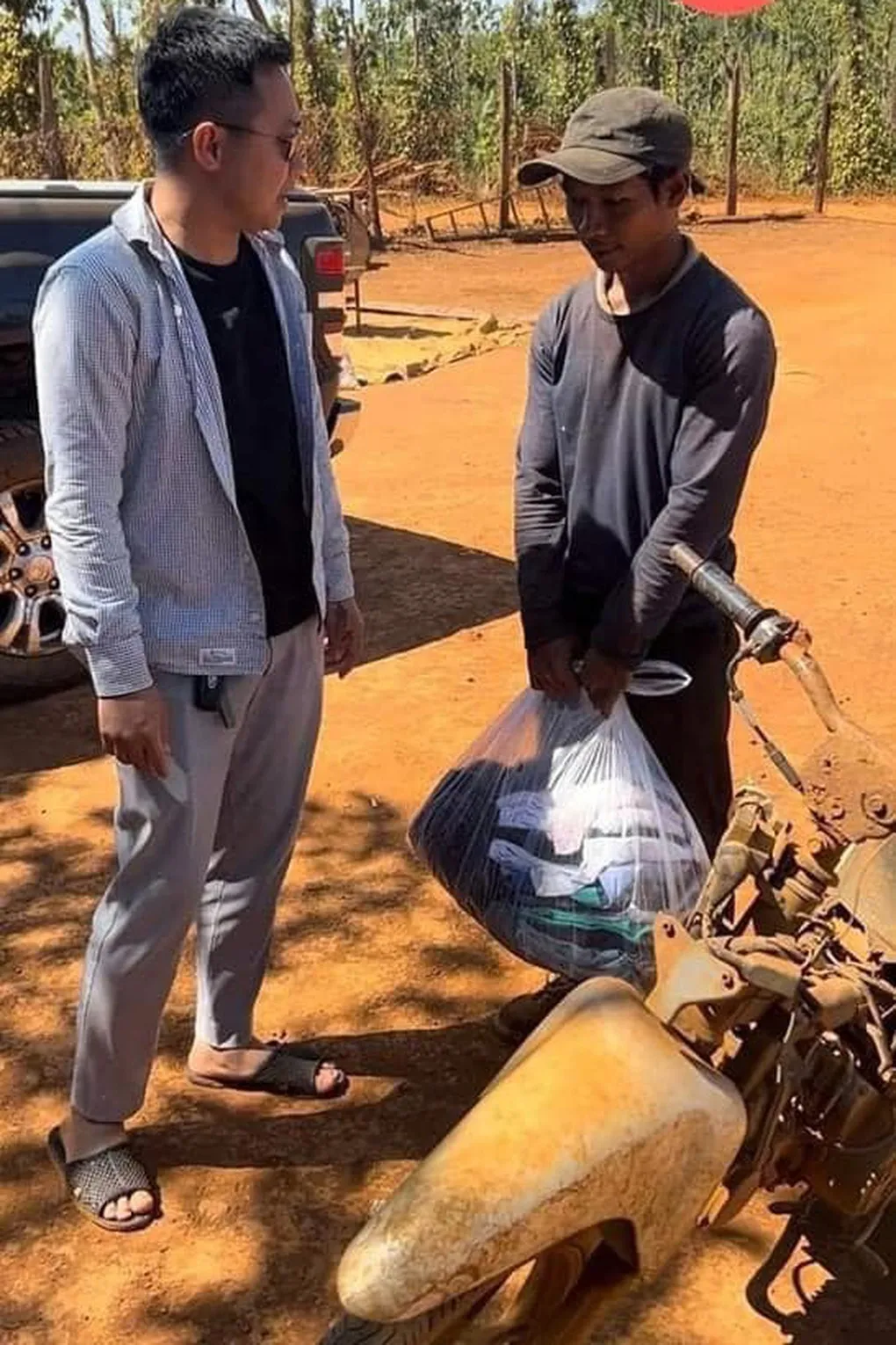 chang-trai-tong-be-den-o-to