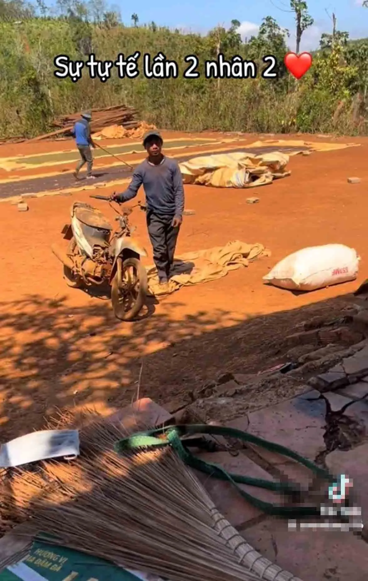 chang-trai-tong-be-den-o-to-1