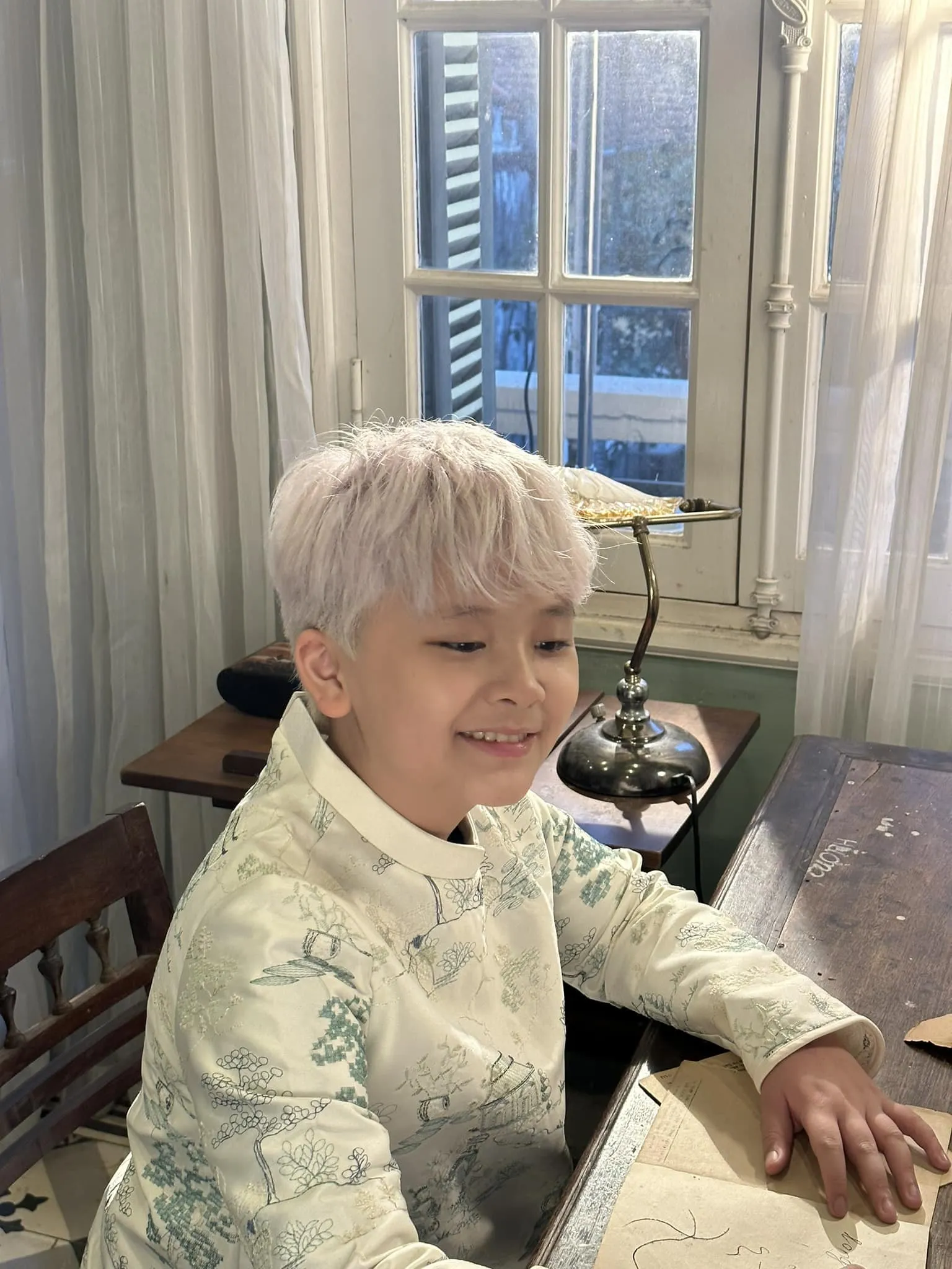 long-chun-dap-tra-khi-em-trai-bi-noi-chuyen-nhuom-toc