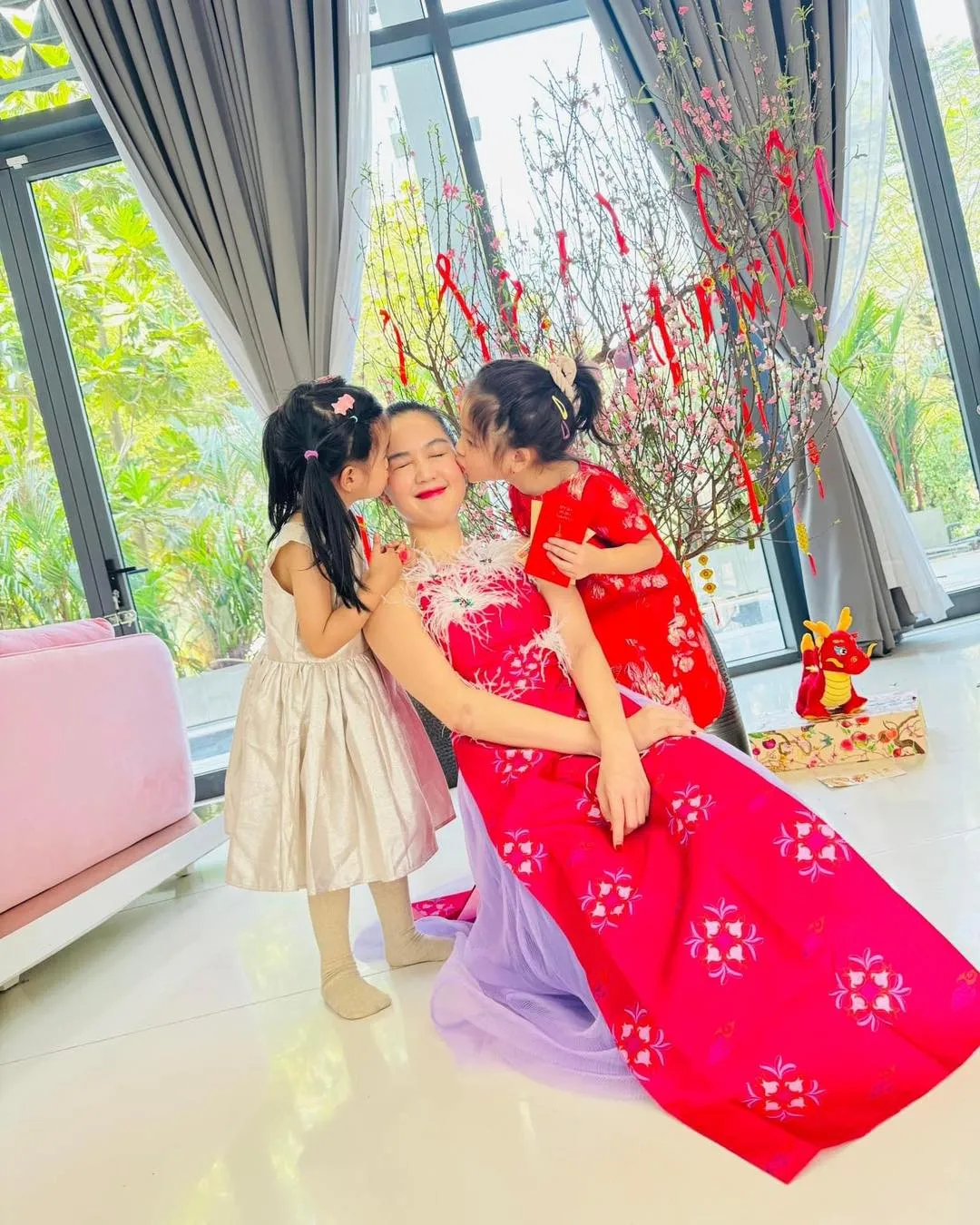 ngoc-trinh-don-tet-cung-gia-dinh-1