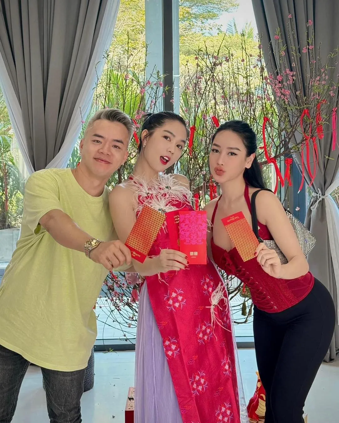 ngoc-trinh-don-tet-cung-gia-dinh-2