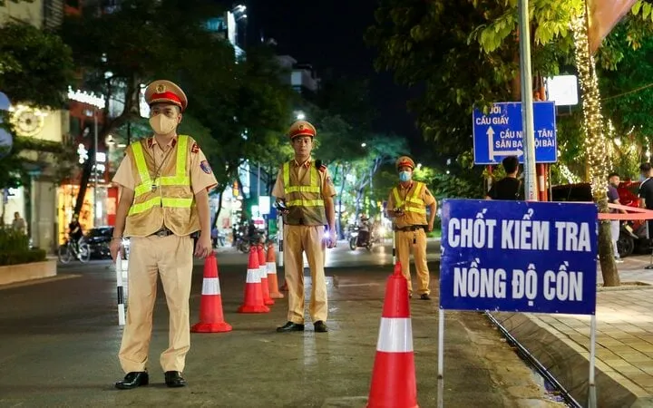 bao-chot-canh-sat-giao-thong-bi-xu-phat-the-nao-1