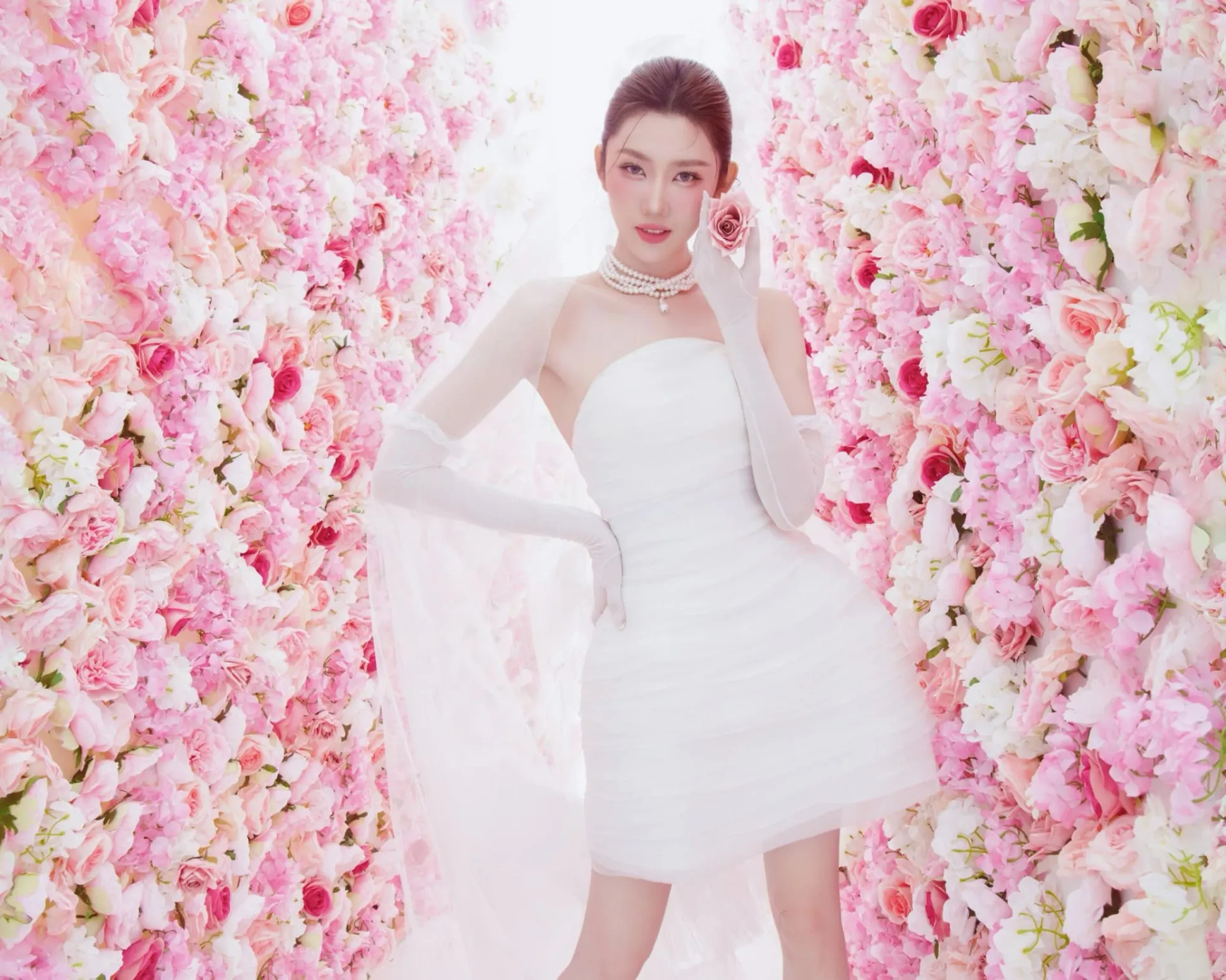 thuy-ngan-dang-bo-hinh-mac-vay-co-dau-1