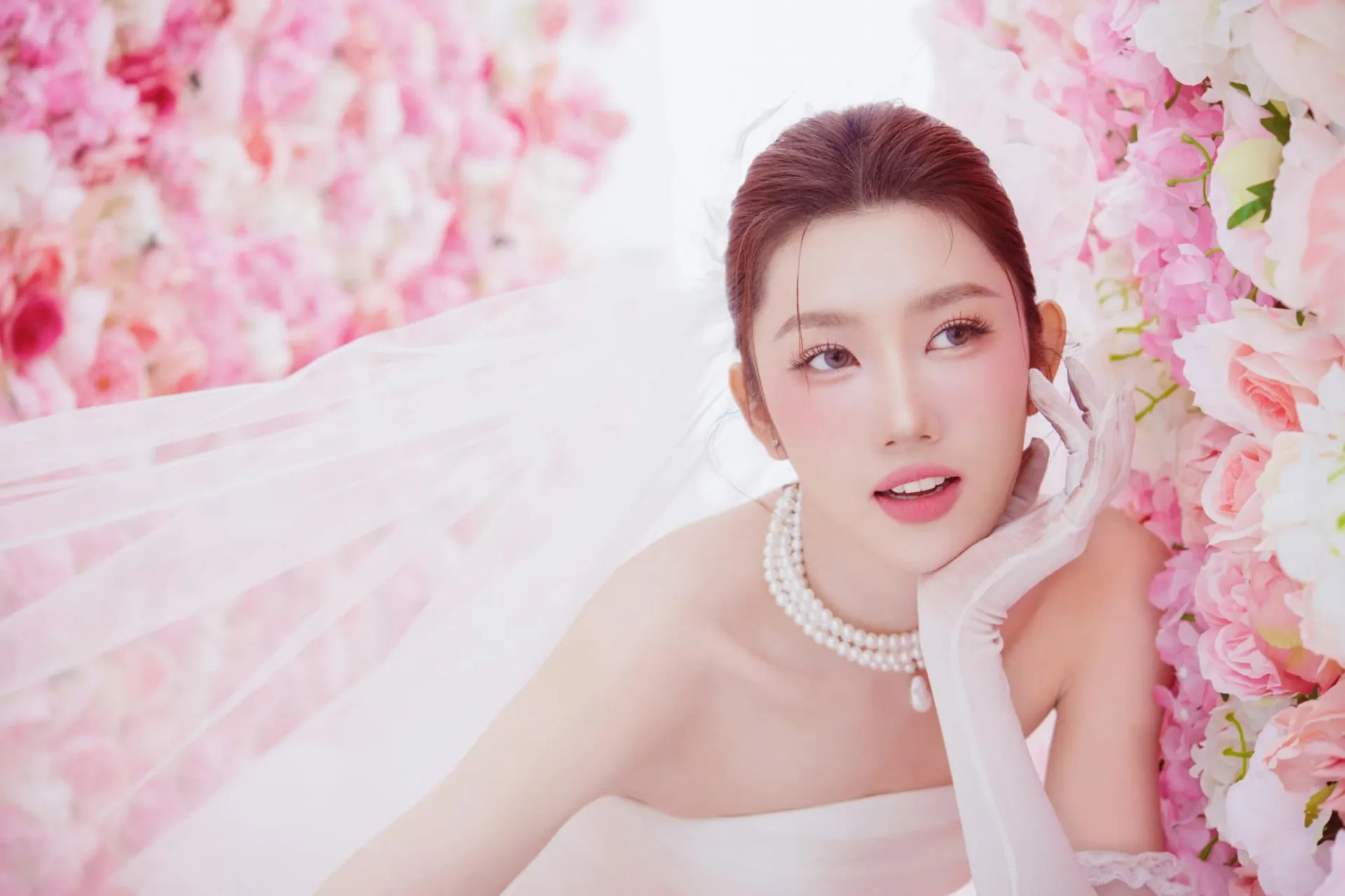 thuy-ngan-dang-bo-hinh-mac-vay-co-dau