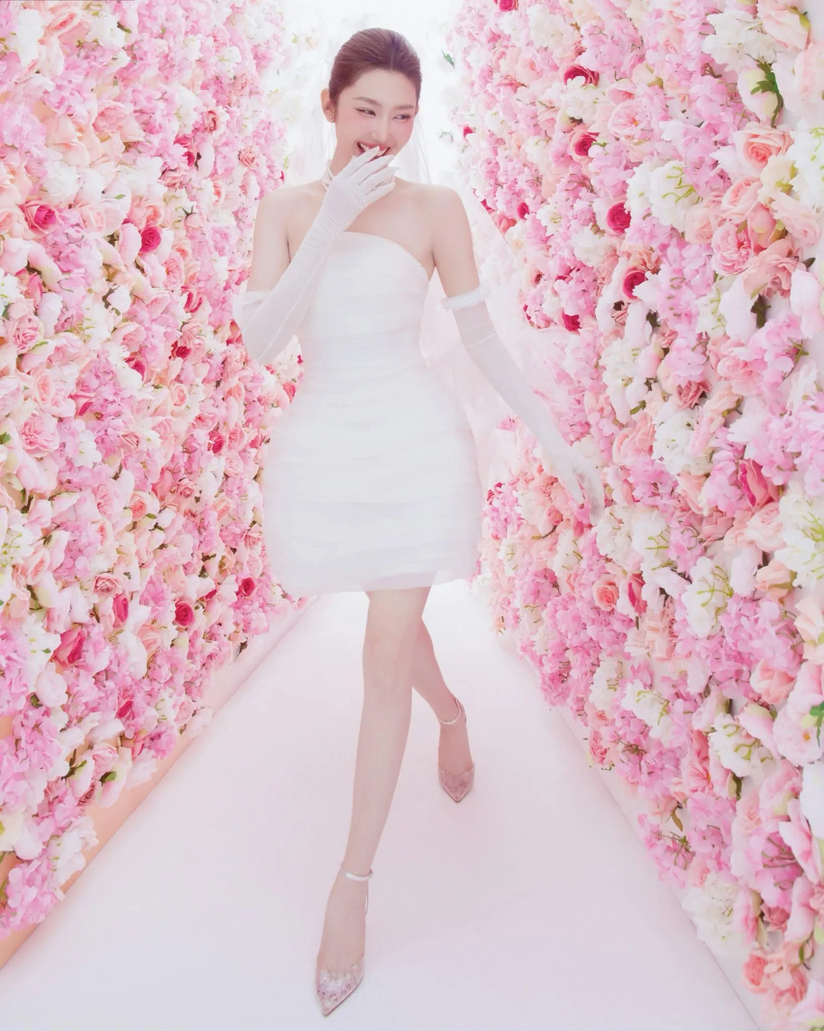 thuy-ngan-dang-bo-hinh-mac-vay-co-dau-2