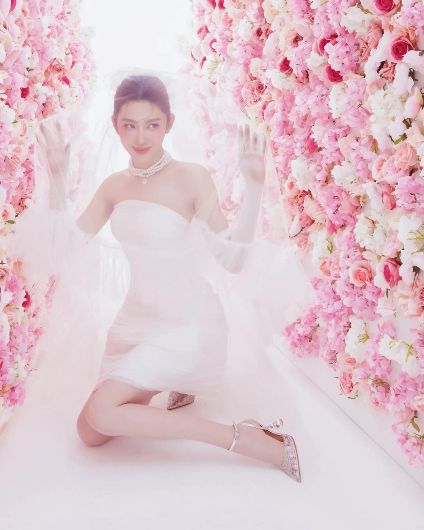 thuy-ngan-dang-bo-hinh-mac-vay-co-dau-3