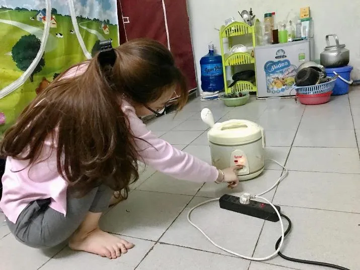 chu-tro-len-vao-phong-khi-dang-ngu-co-gai-chuyen-nha-gap-2