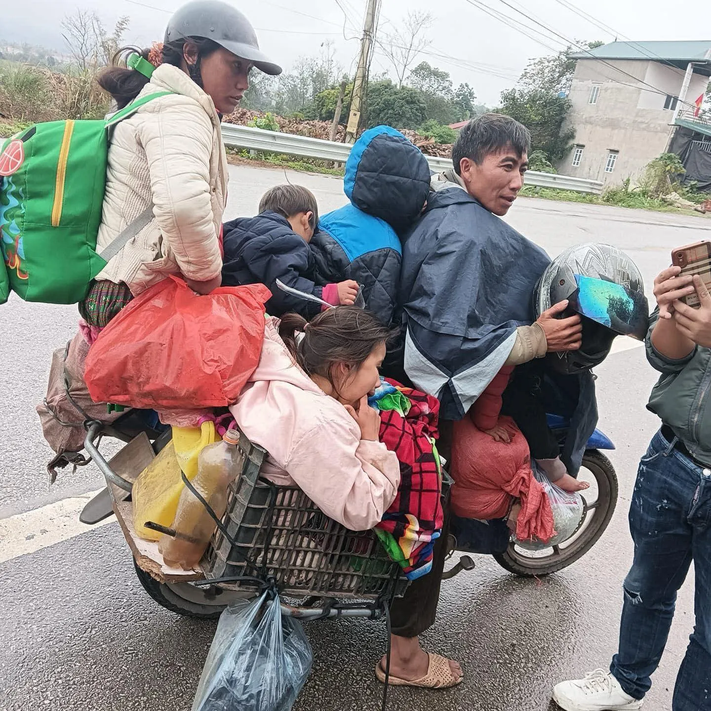 gia-dinh-7-nguoi-deo-nhau-di-muu-sinh-o-lang-son-1