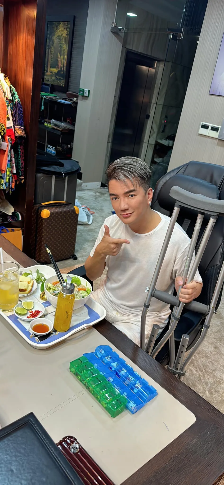 vien-phi-dieu-tri-chan-thuong-chan-cua-dam-vinh-hung-tai-my-1