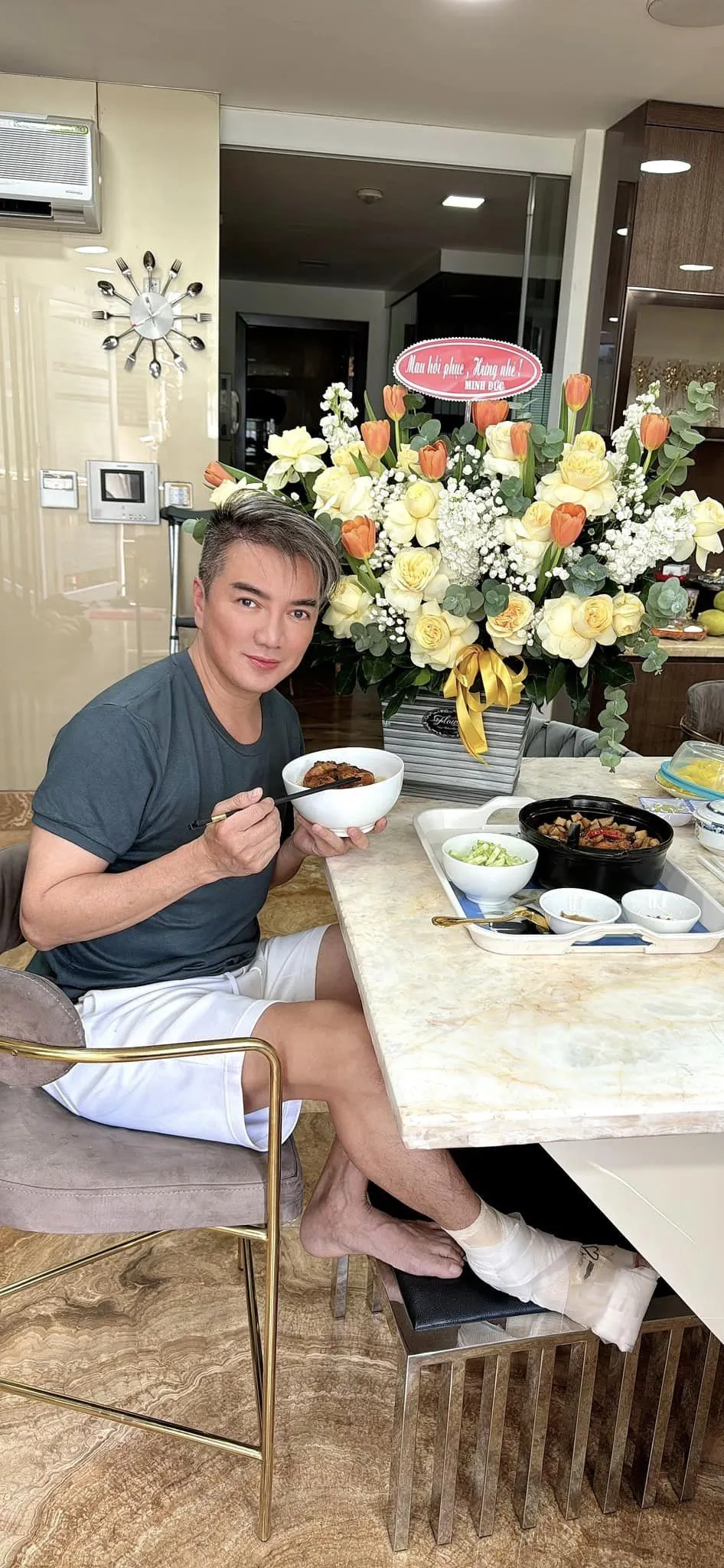 vien-phi-dieu-tri-chan-thuong-chan-cua-dam-vinh-hung-tai-my