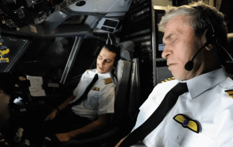 may-bay-roi-tu-do-nhieu-hanh-khach-bi-hat-len-noc-2