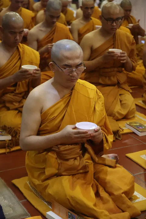 mc-dai-nghia-noi-ve-viec-huy-cung-xuat-gia-4