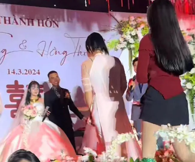 chu-re-moi-12-nguoi-yeu-cu-den-dam-cuoi