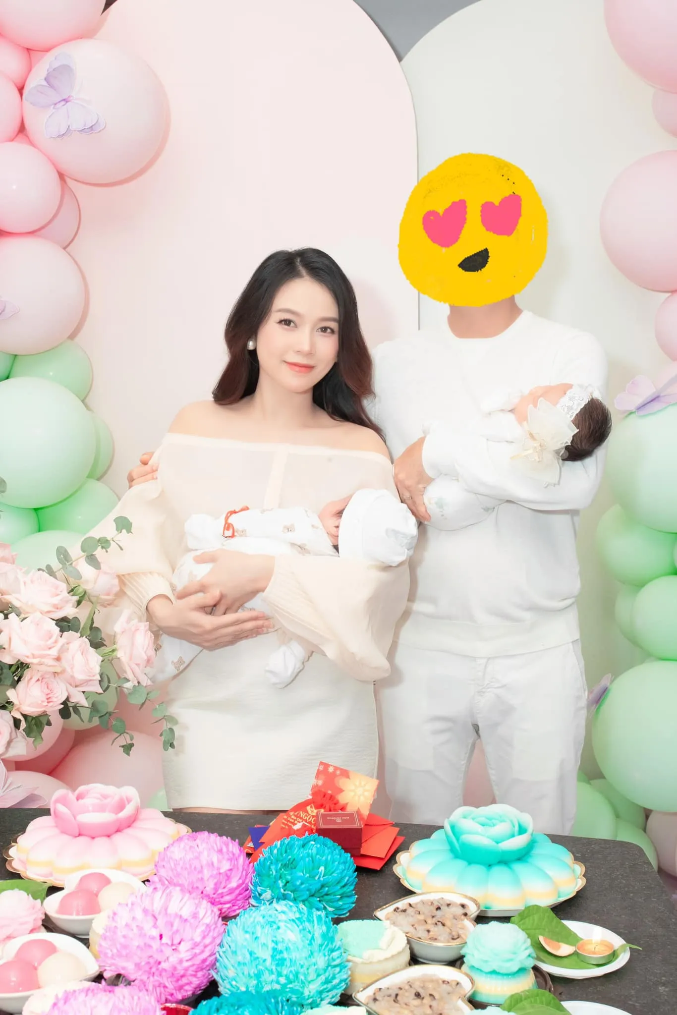 sam-khoe-hinh-tiec-day-thang-2-con-song-sinh