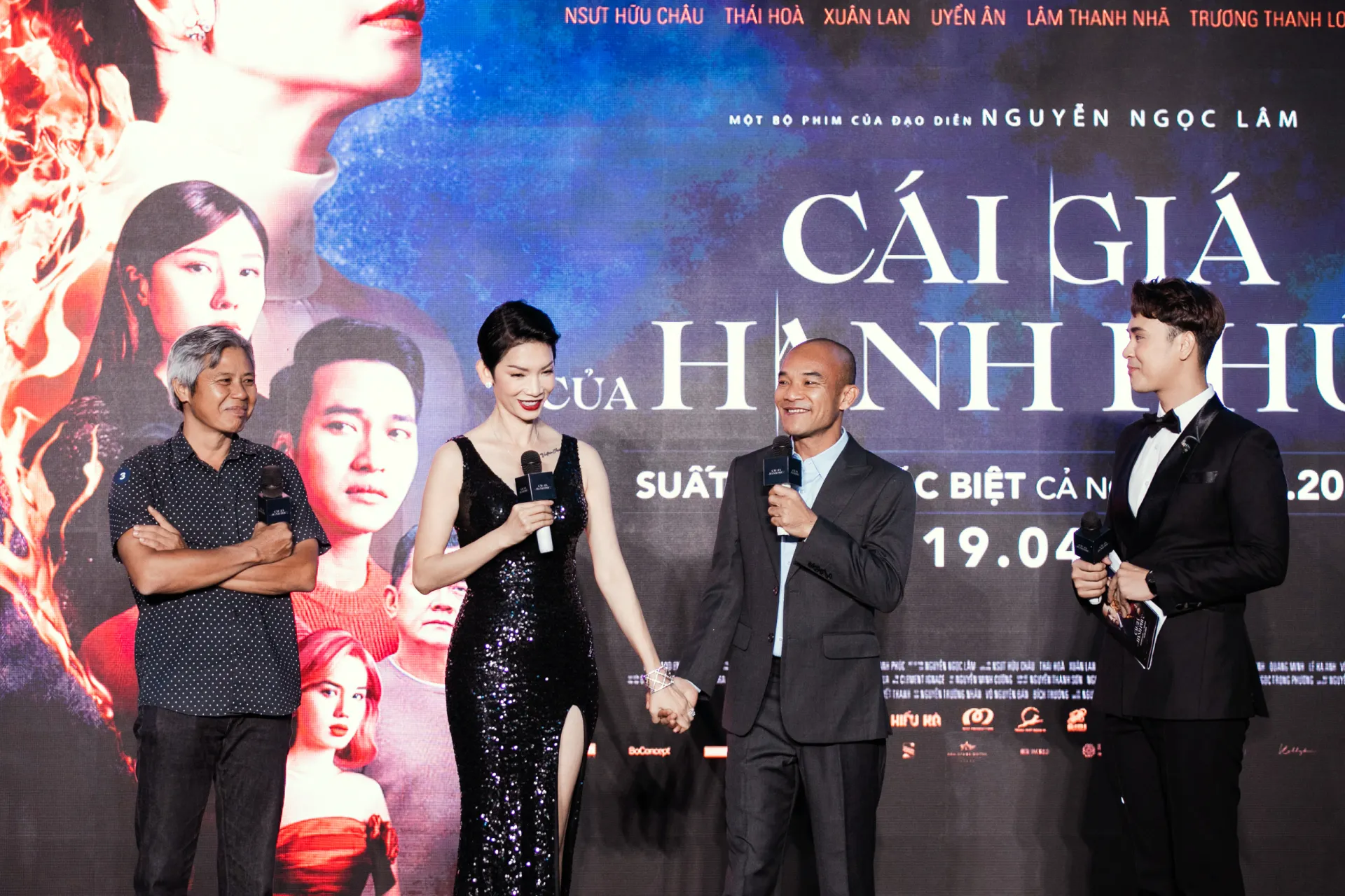 thai-hoa-va-xuan-lan-hon-nhau-giua-su-kien (1)