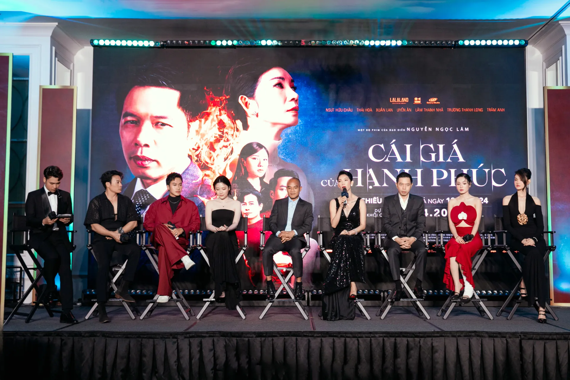 thai-hoa-va-xuan-lan-hon-nhau-giua-su-kien (4)