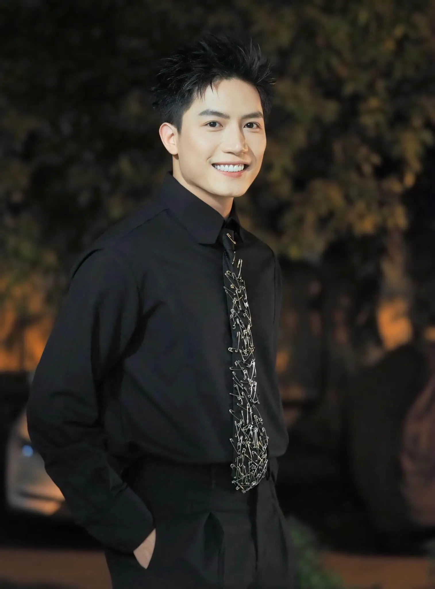 anh-tu-xin-loi-pham-thoai-vi-dua-kem-duyen-1