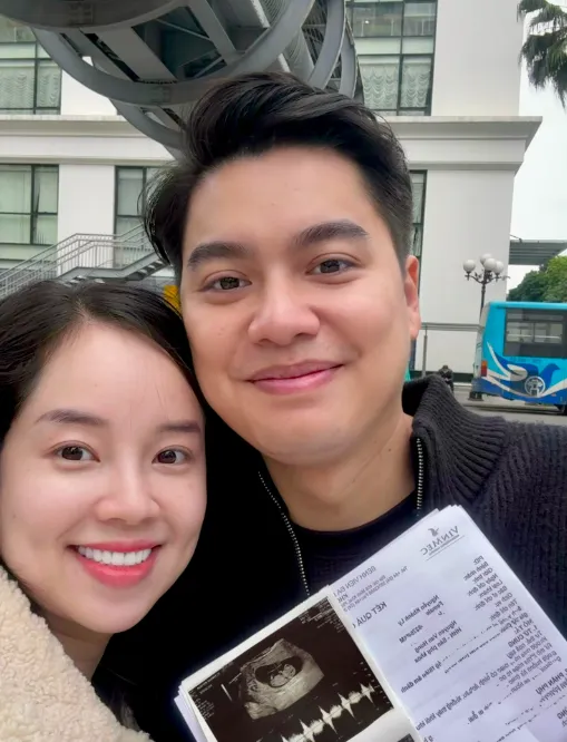 ly-kute-chia-se-om-nghen-khi-mang-thai-lan-2-2