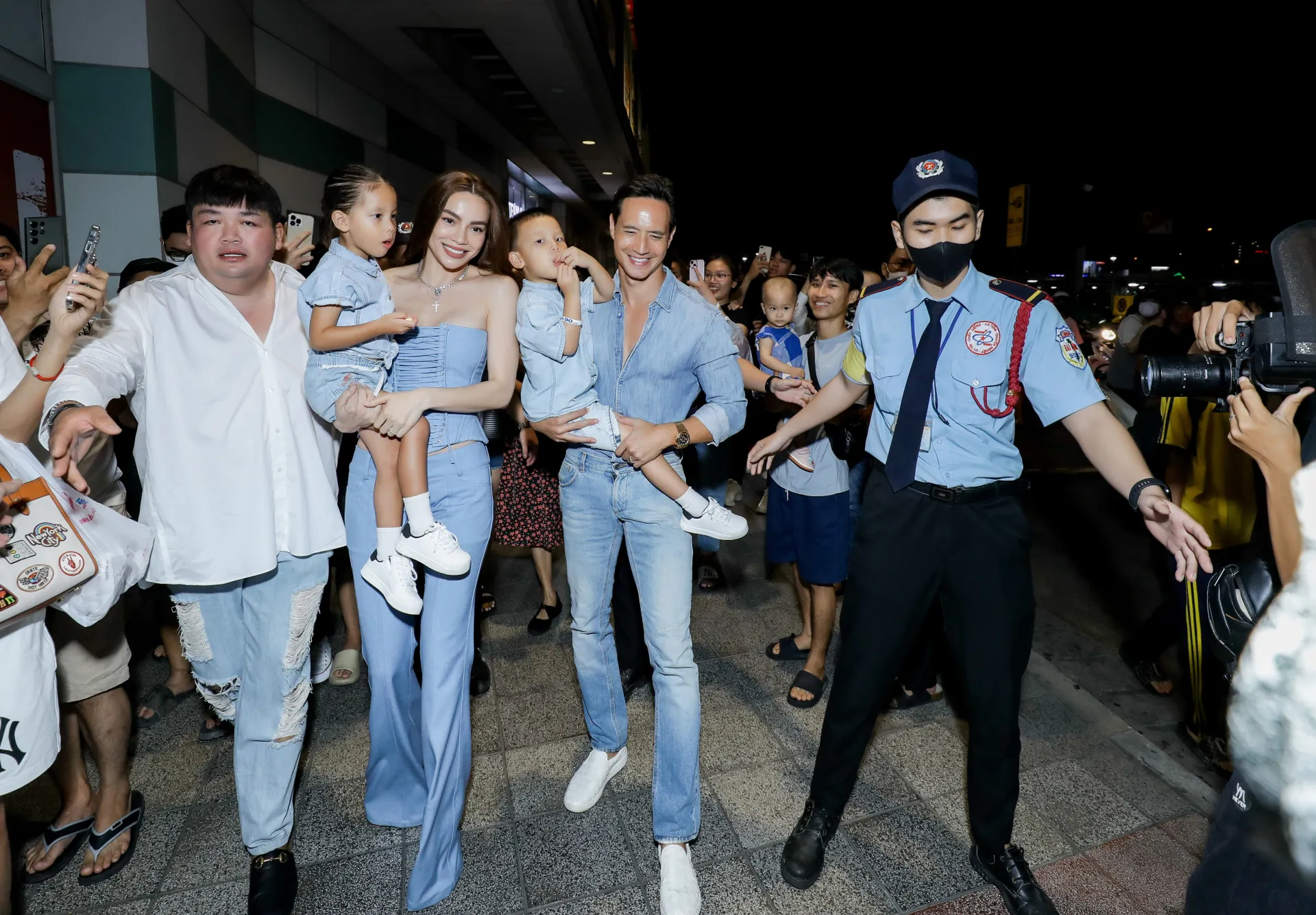 Hồ Ngọc Hà - Kim Lý cùng Leon - Lisa tại sự kiện M.O.I