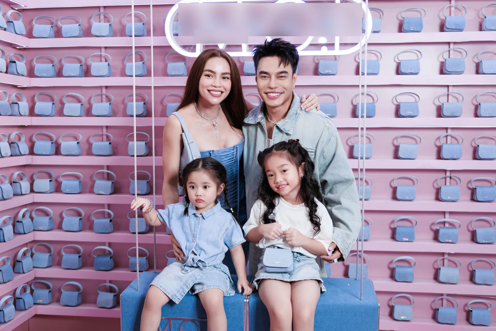 Hồ Ngọc Hà - Lê Dương Bảo Lâm cùng Bảo Nhi - Bảo Ngọc tại sự kiện M.O.I