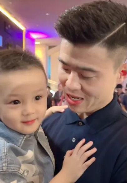 vo-chong-duy-manh-dan-con-trai-di-an-cuoi