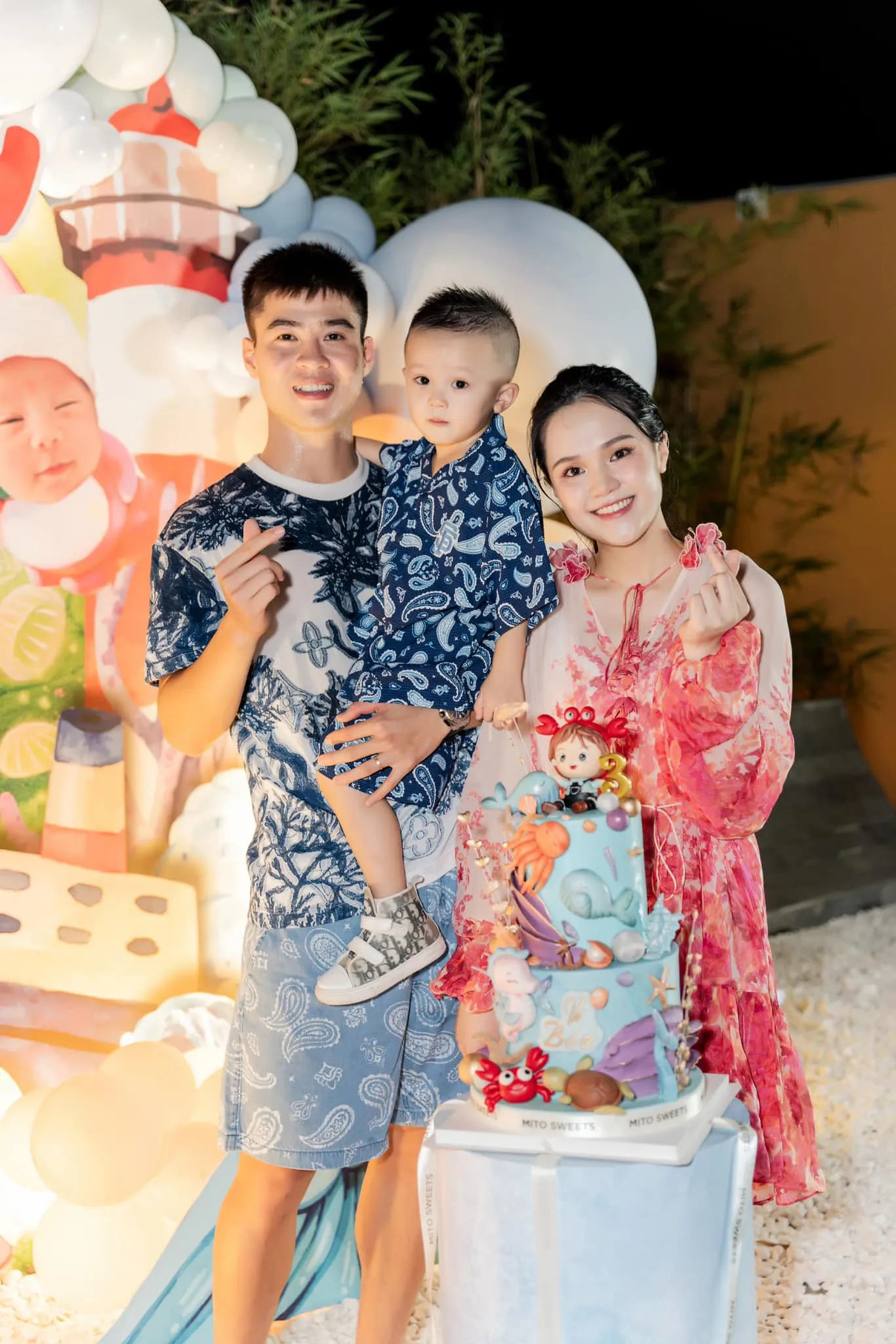 vo-chong-duy-manh-dan-con-trai-di-an-cuoi-2