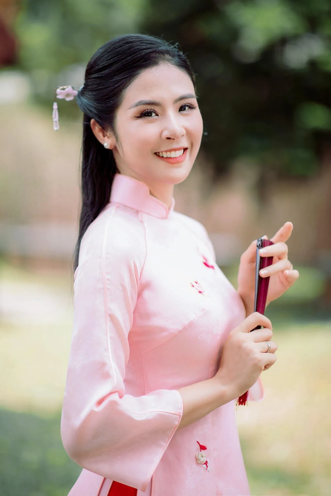 hoa-hau-ngoc-han-thu-nhan-tien-ty-moi-nam-3