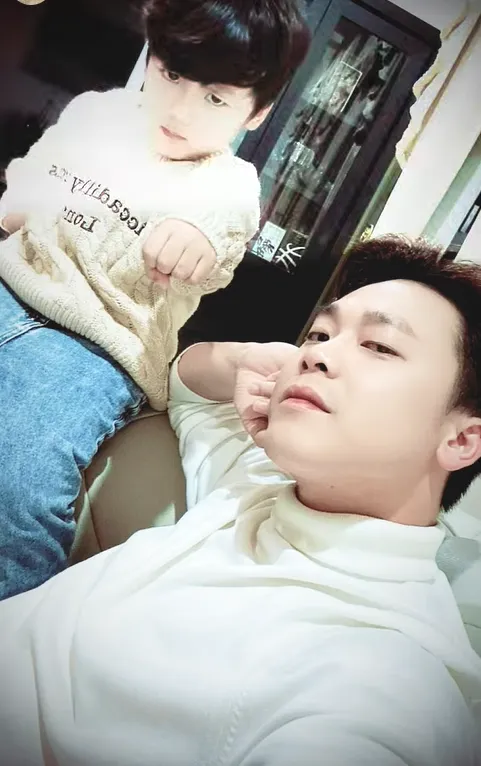 hoa-minzy-doan-tu-con-trai-sau-1-thang-be-o-uc (2)