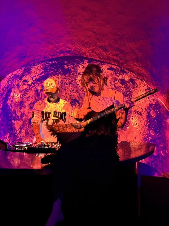 hoa-minzy-lam-ro-viec-thuong-xuyen-quay-dam-cuoi-4