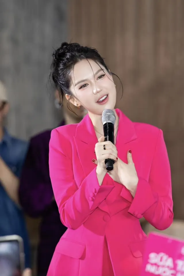 ngoc-trinh-chuyen-nghe-ca-hat-3