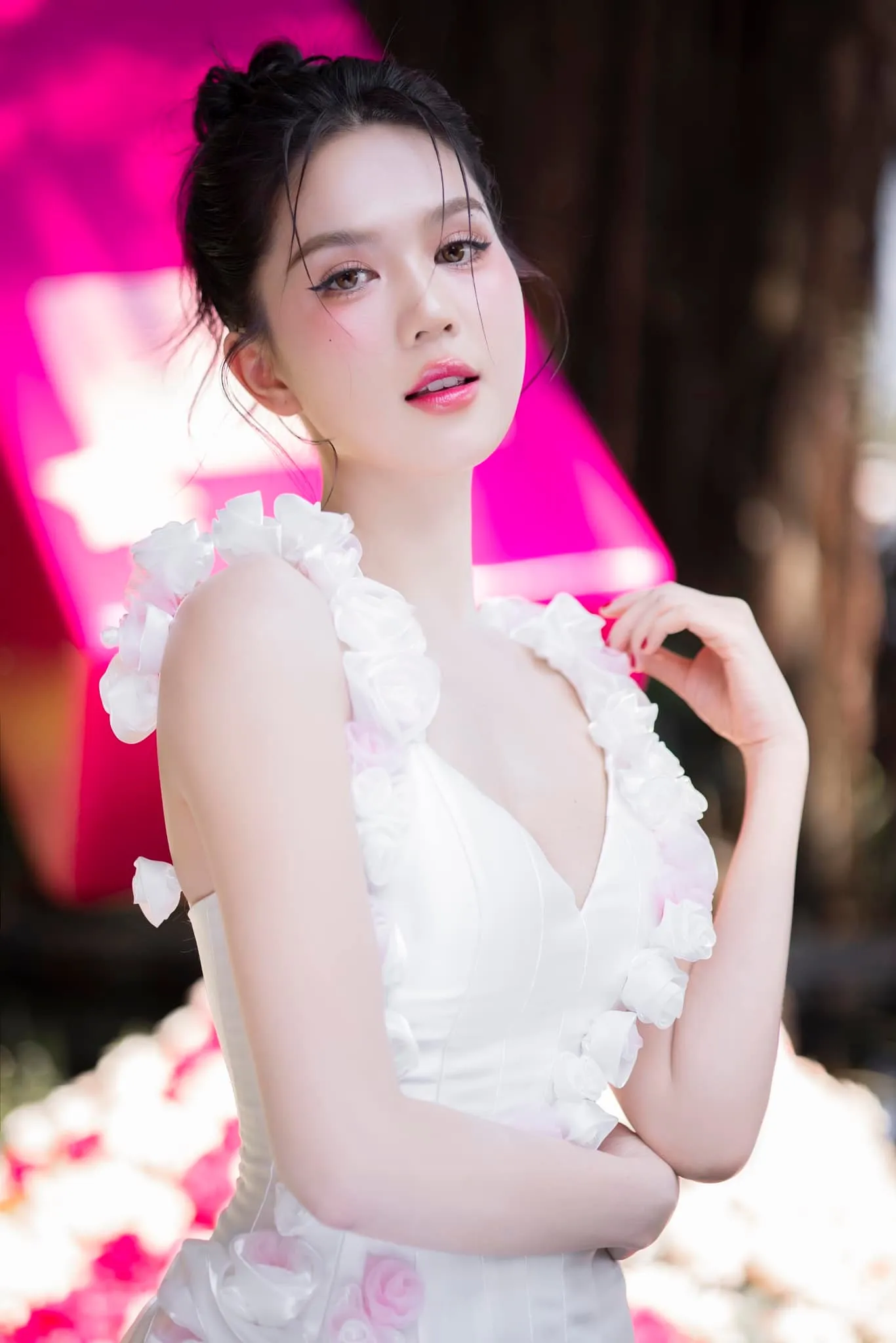 ngoc-trinh-chuyen-nghe-ca-hat-4