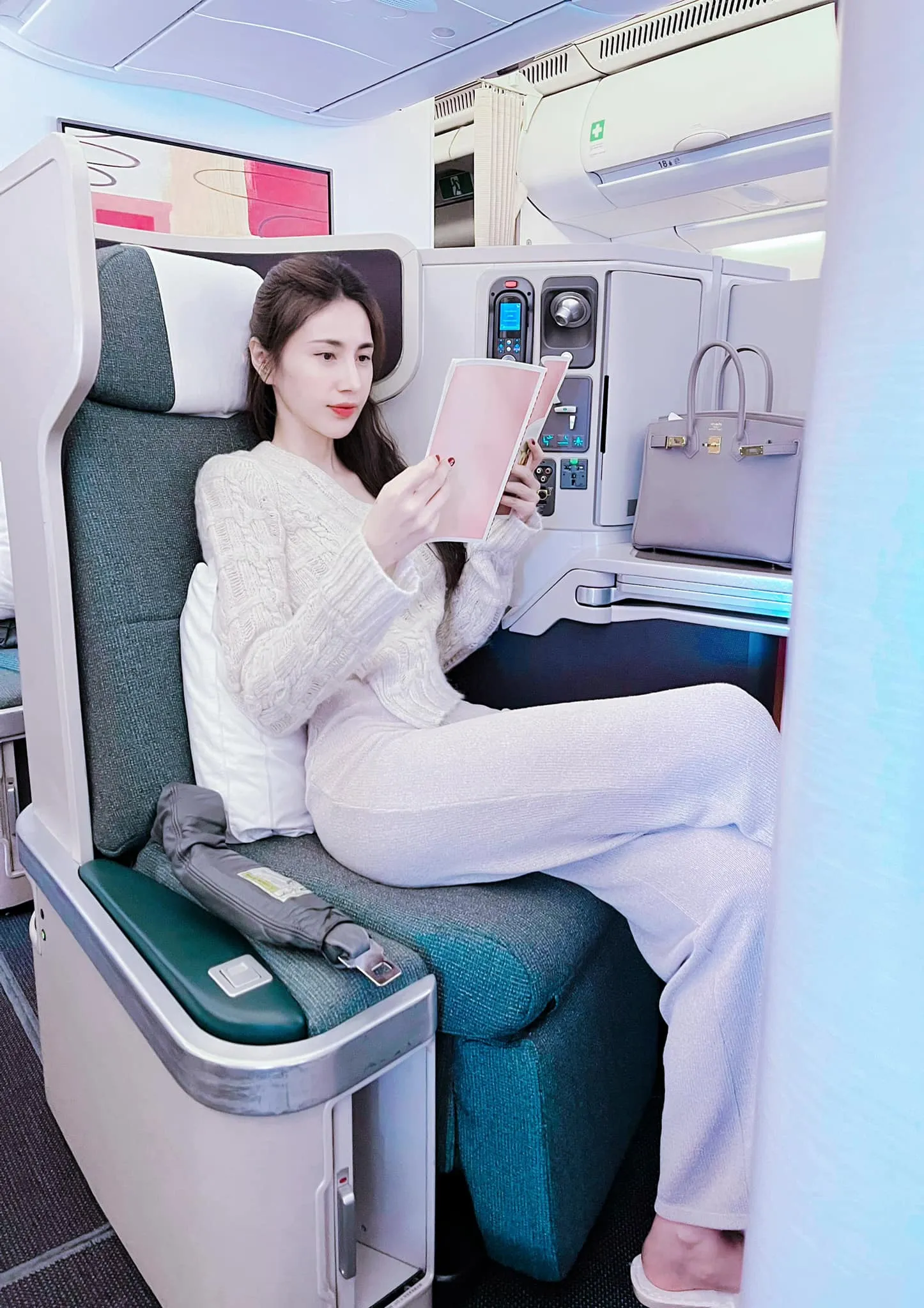 thuy-tien-cong-vinh-bien-mat-tren-mang-xa-hoi