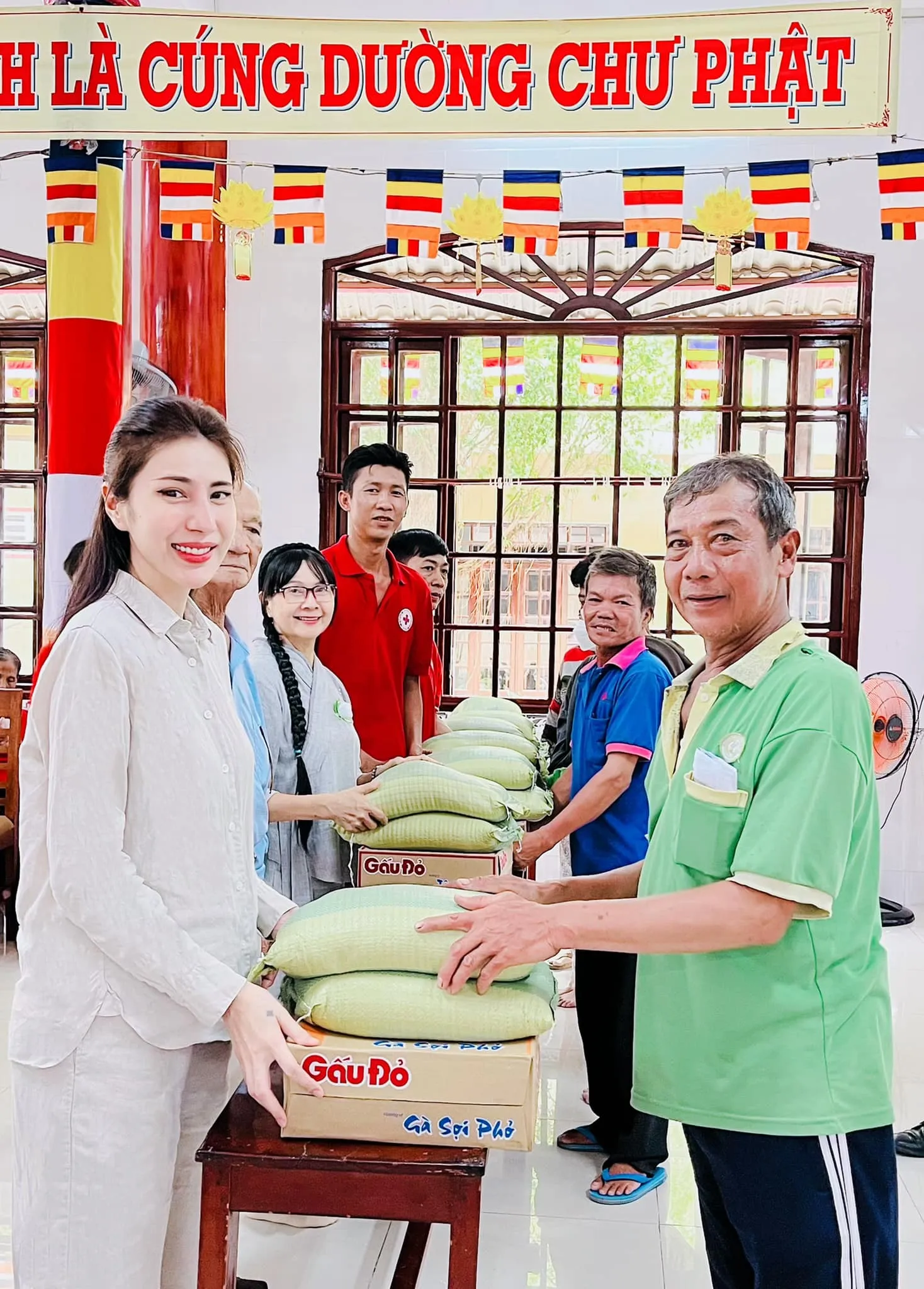 thuy-tien-cong-vinh-bien-mat-tren-mang-xa-hoi-4