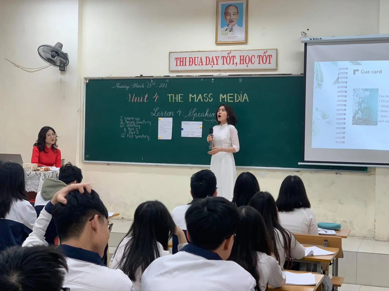 sinh-vien-su-pham-chuyen-nghe-khac