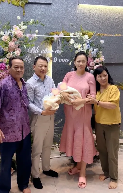 phuong-oanh-xuc-dong-khi-thay-shark-binh-chuan-bi-chu-dao-don-ve-nha-1