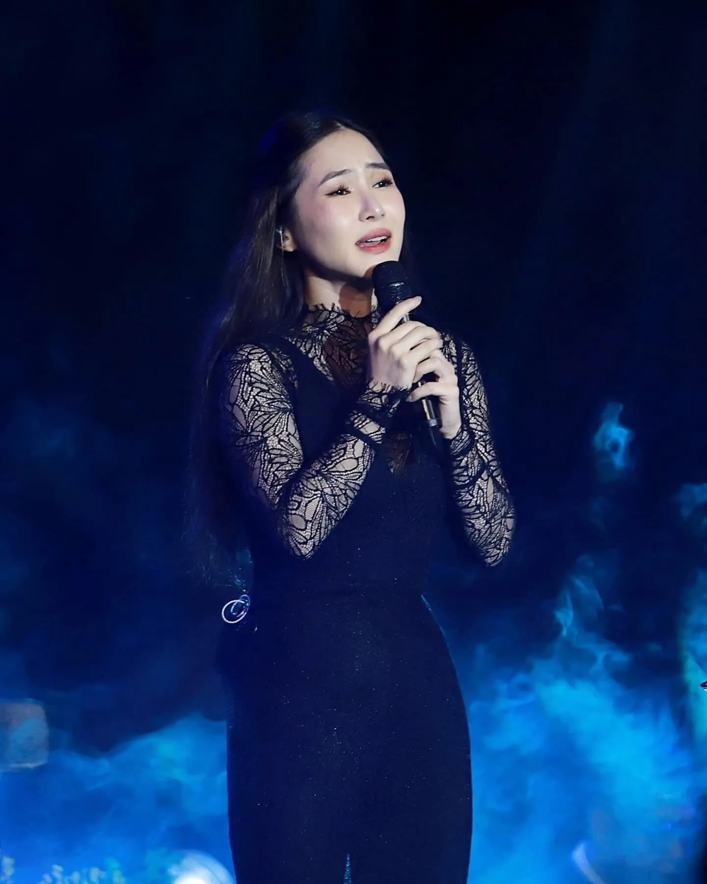 ca-si-huong-tram-to-giac-toi-pham-len-cong-an-1