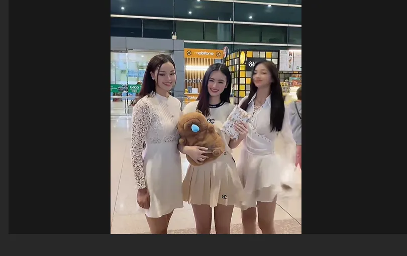 hoa-hau-y-nhi-ve-nuoc-duoc-ban-trai-don-o-san-bay (1)