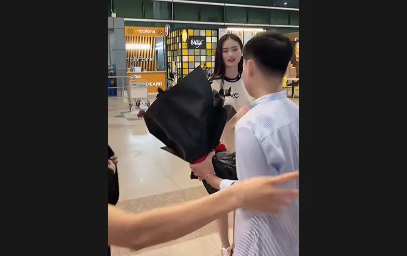 hoa-hau-y-nhi-ve-nuoc-duoc-ban-trai-don-o-san-bay (2)