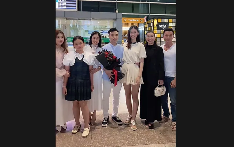 hoa-hau-y-nhi-ve-nuoc-duoc-ban-trai-don-o-san-bay-3