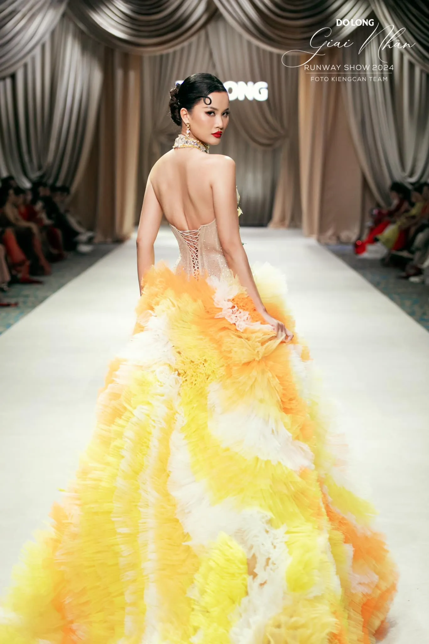 huong-ly-vua-catwalk-vua-nang-ta