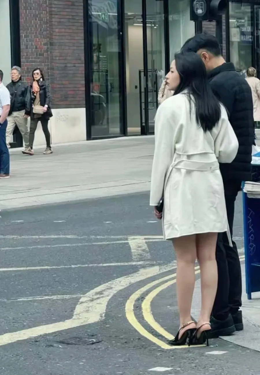 chi-pu-duoc-bat-gap-voi-nguoi-dan-ong-o-anh-4