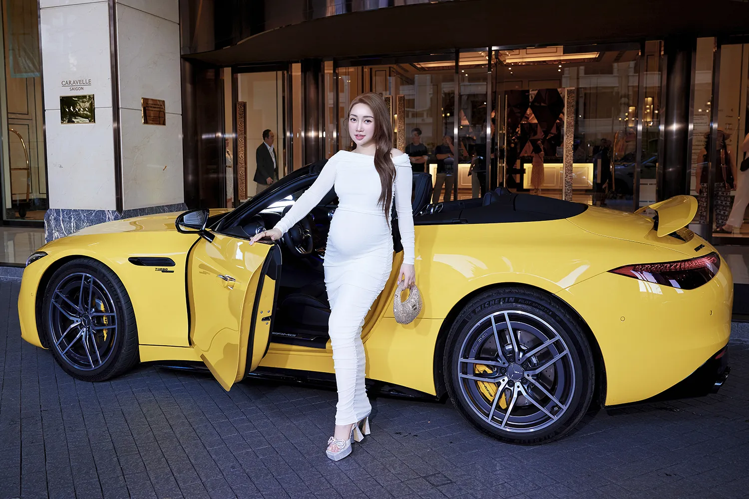 ceo-ly-thuy-chang-lai-sieu-xe-di-su-kien (2)