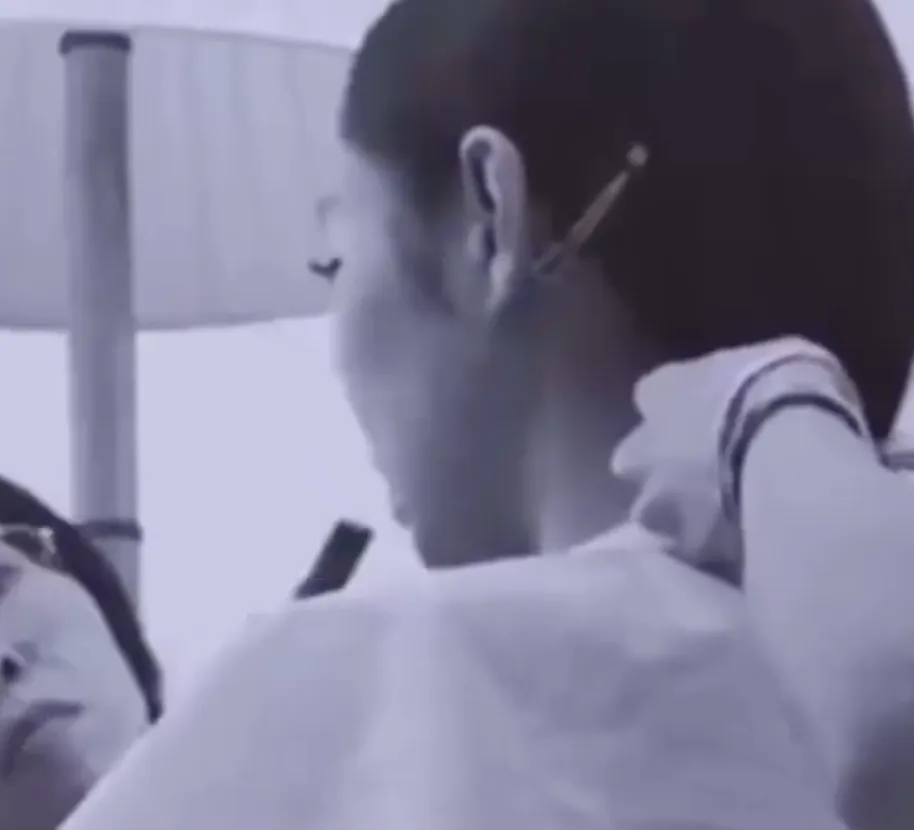 jennie-black-pink-hut-thuoc-la